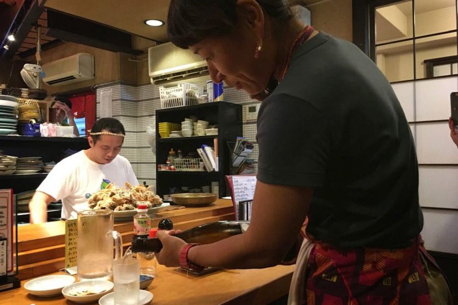 Aji Gekijo Chika sake pouring