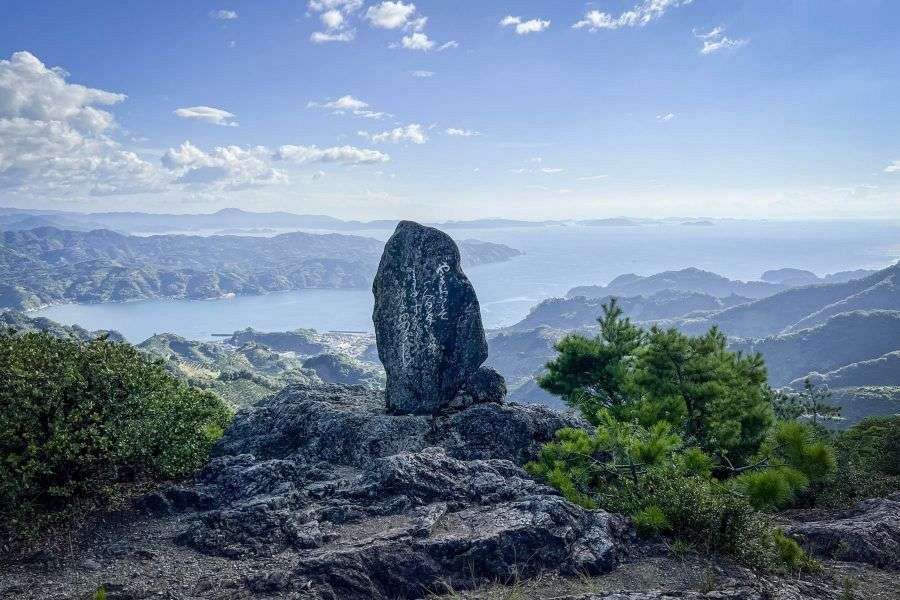 Hoketsu pass with monument