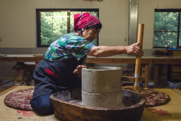 Iya soba grinding