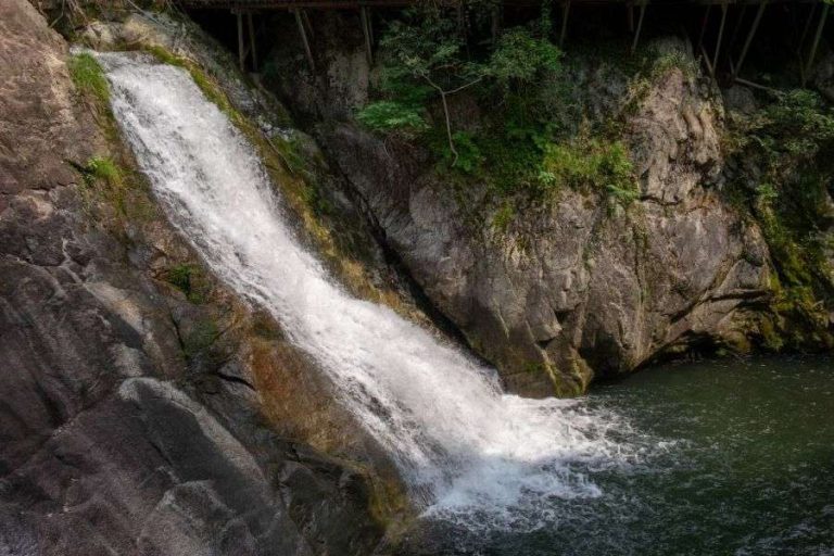 Okudogo Wakigafuchi waterfall