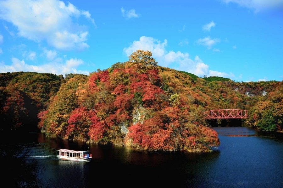Shobara Lake Shinryu autumn leaves