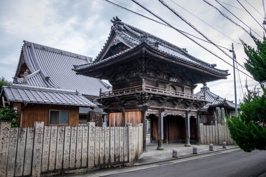 T16 Kanon ji main gate from the side 1