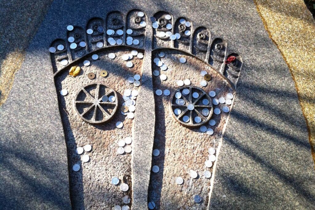Temple_49_Jodo-ji_Buddhas_feet