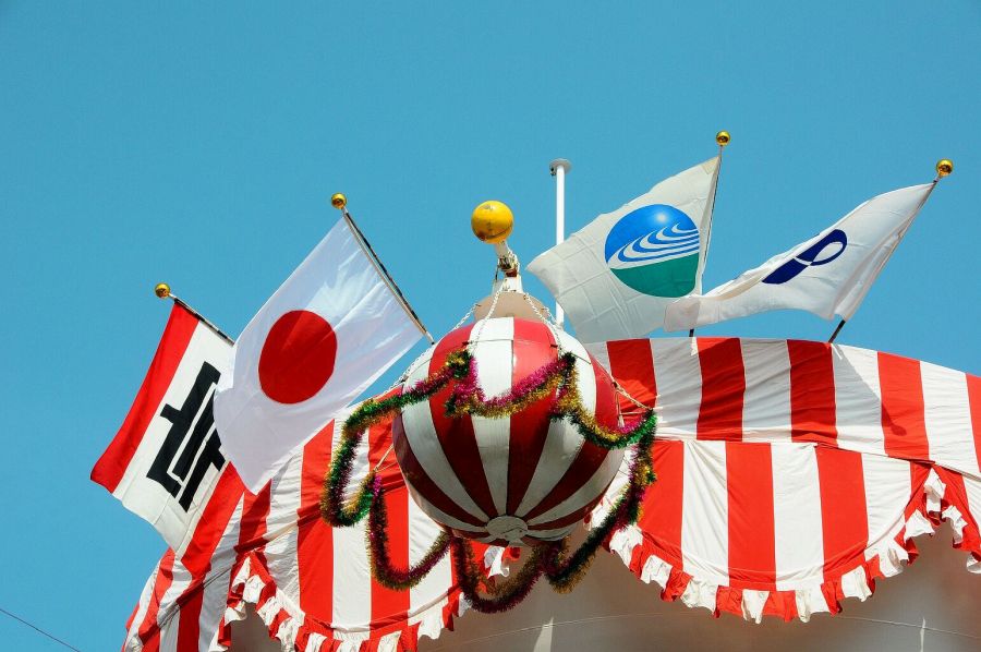 Uwajima-Unyu-Ferries-ship-launch-flags