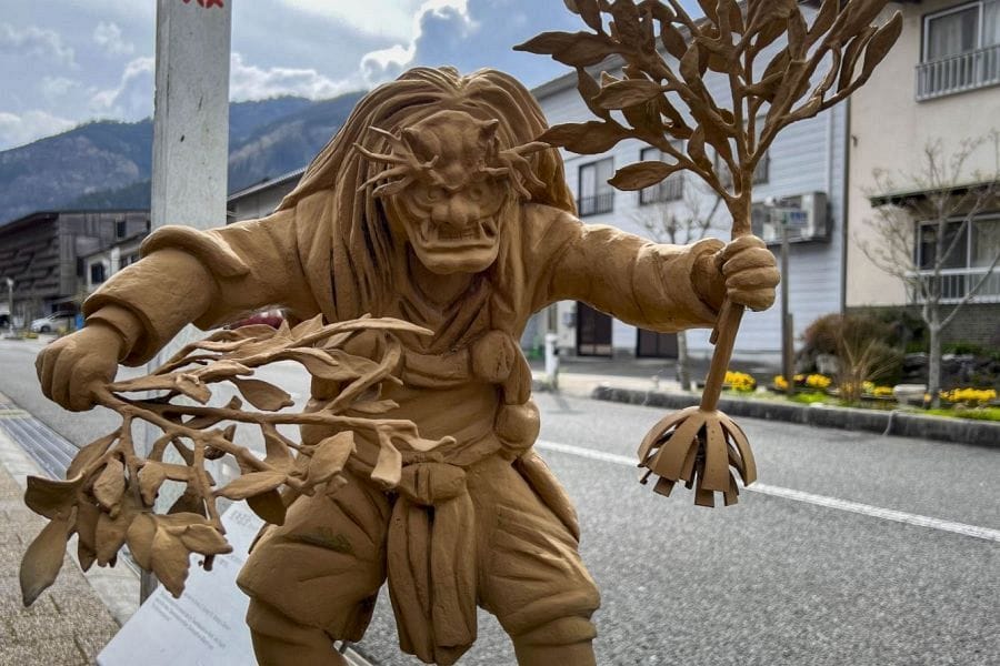 Yusuhara main street statue