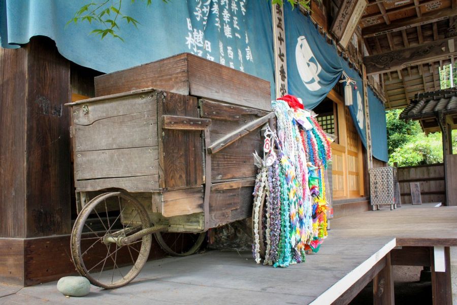 T57 Eifuku ji_Temple antique handcart