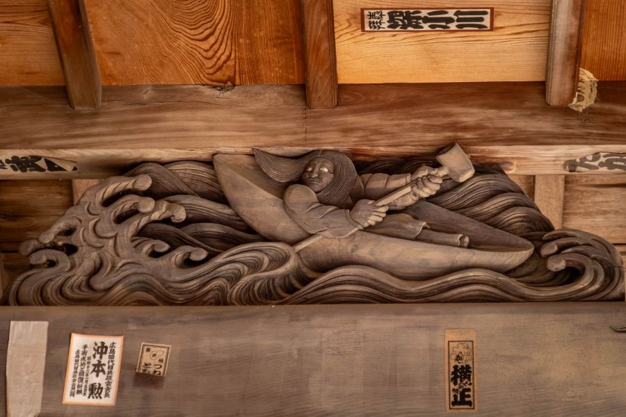 T57 Eifuku ji_Temple canoeist carving