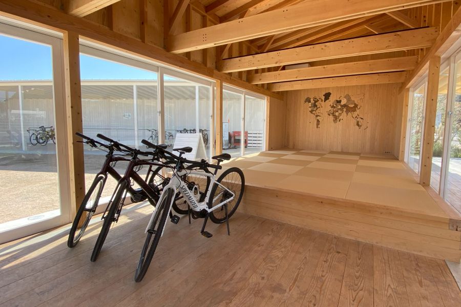 Wakka-lobby-and-bicycles