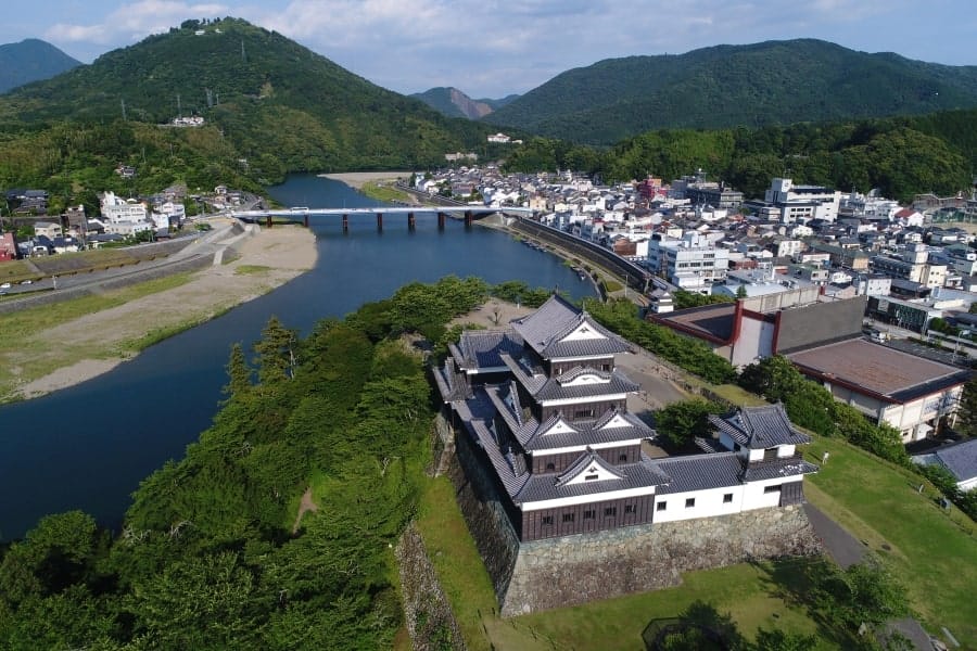 Castle stays Ozu keep