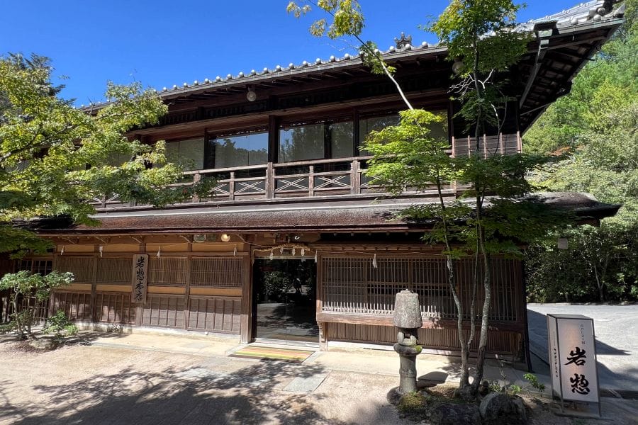 Miyajima Iwaso Ryokan exterior (2)