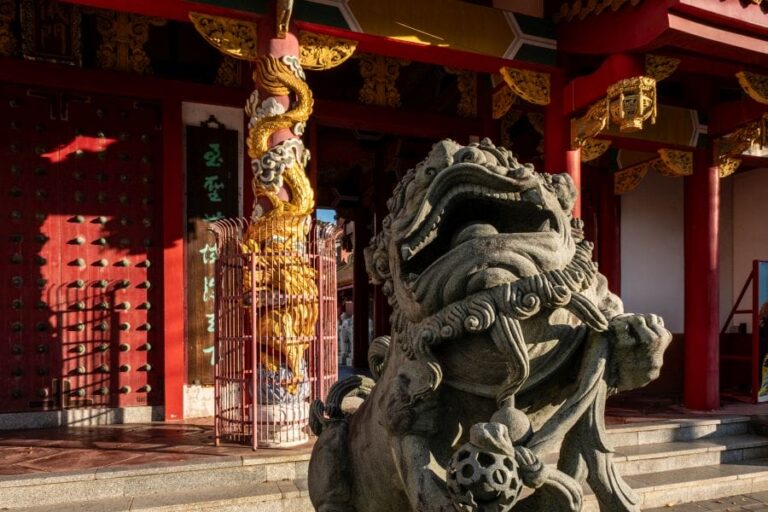 Nagasaki Confucius Shrine and Historical Museum of China gate and lion