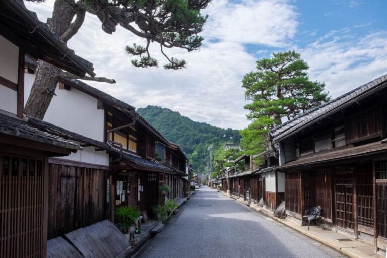 Shinmachi street scene and Hachimanyama