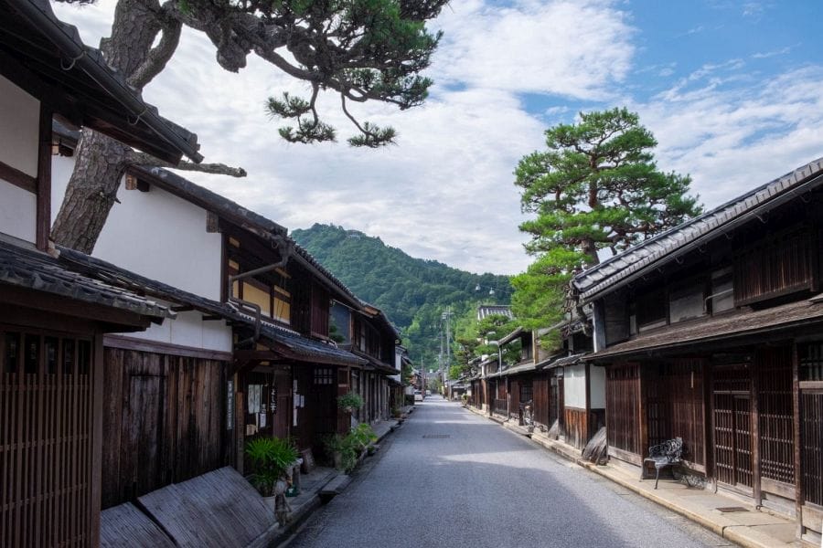 Shinmachi street scene and Hachimanyama