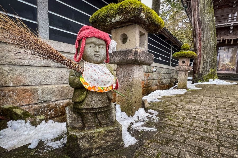 Nata-dera sweeping Jizo statue (2)