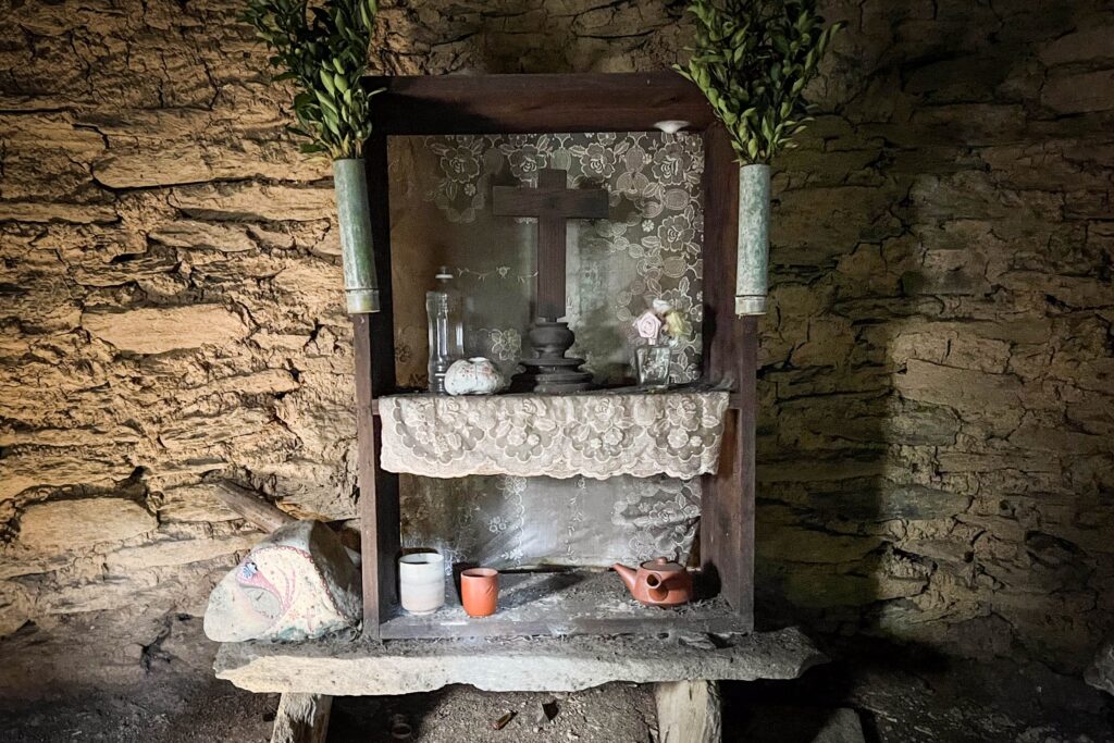 Shitsu Bastien cottage shrine