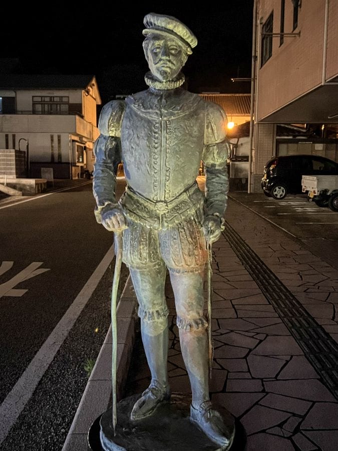 Richard Cocks bronze statue at night (1)
