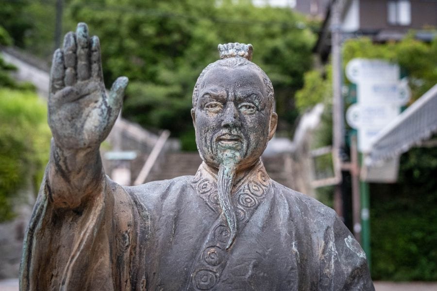 Wang Zhi bronze statue closeup