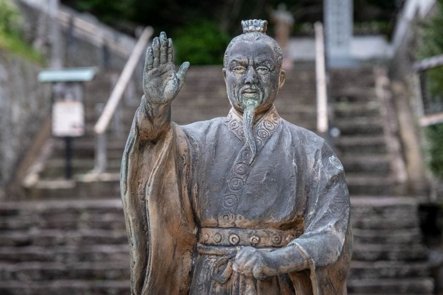 Wang Zhi bronze statue front