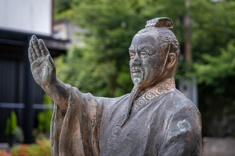 Wang Zhi bronze statue side