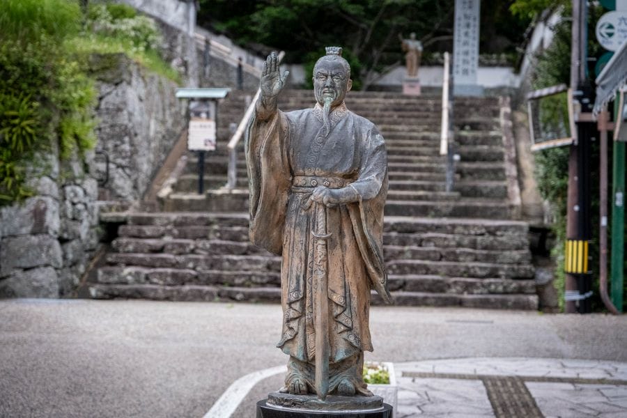 Wang Zhi bronze statue with street