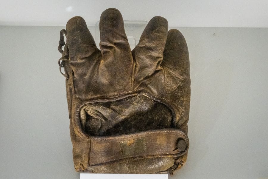 No-Ball Museum antique glove with fingers